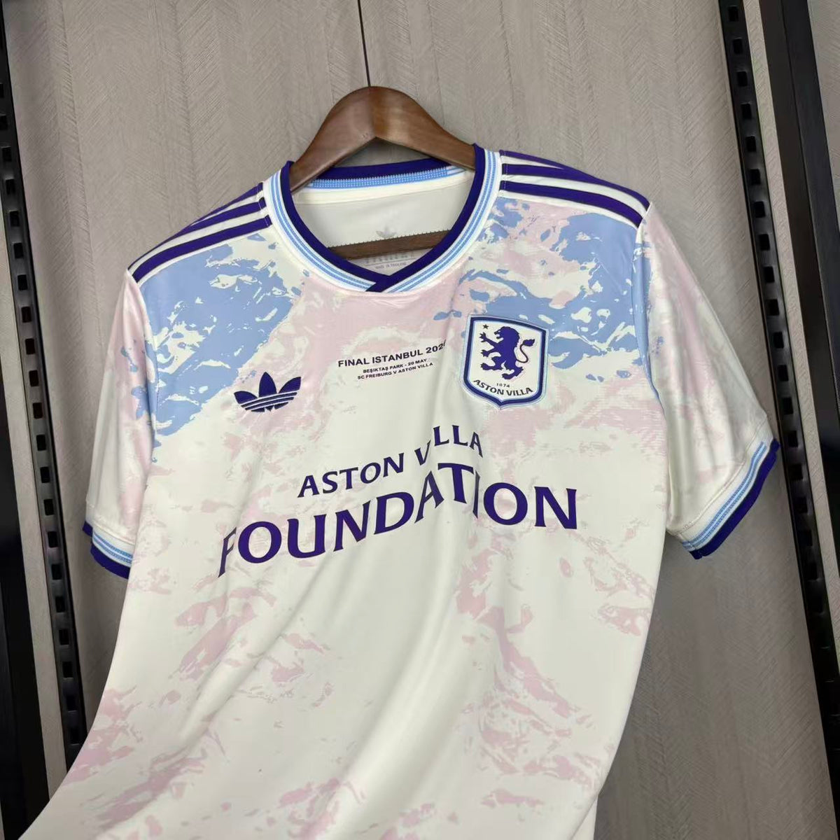 Camisa do Aston Villa, edição campeã da Liga Europa 2026/27